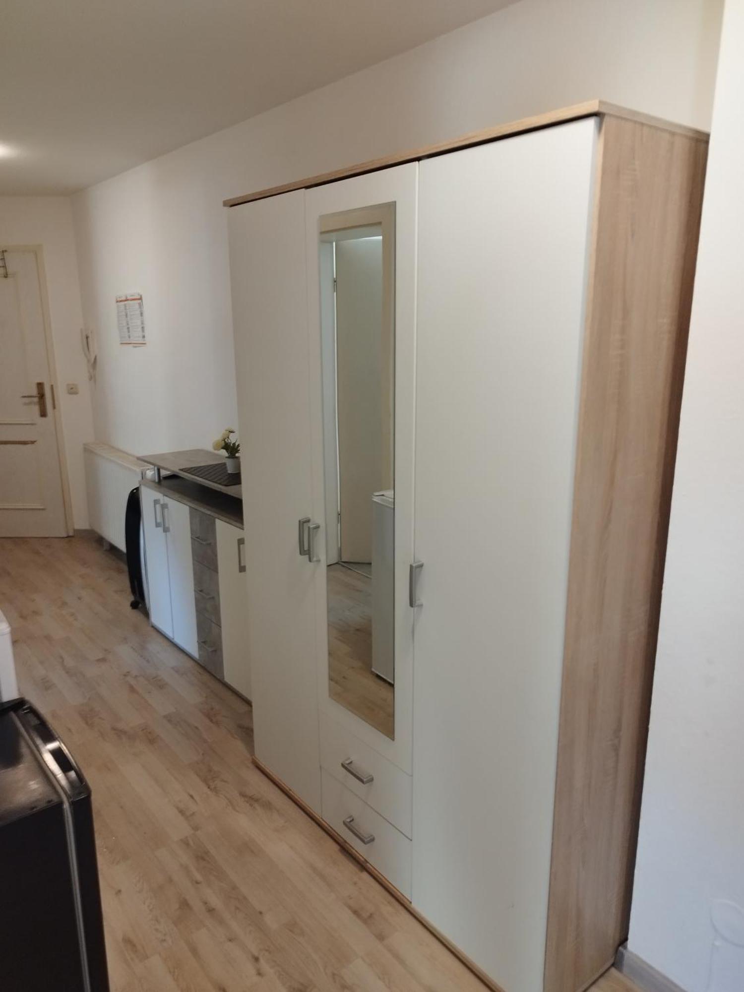 Flex Aparts - Grosse, Moeblierte Wohnung In Zwickau Mit 2 Zimmern ภายนอก รูปภาพ