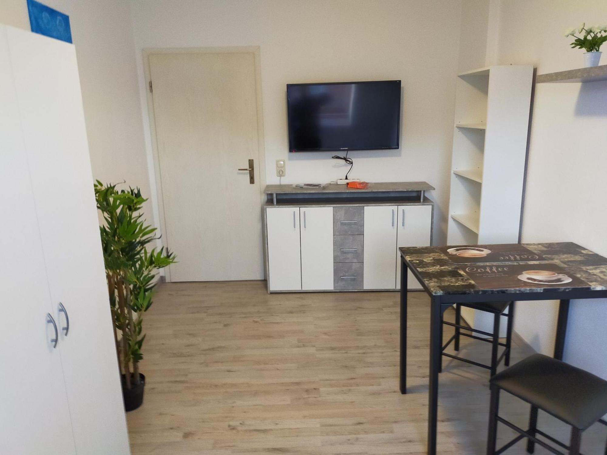 Flex Aparts - Grosse, Moeblierte Wohnung In Zwickau Mit 2 Zimmern ภายนอก รูปภาพ